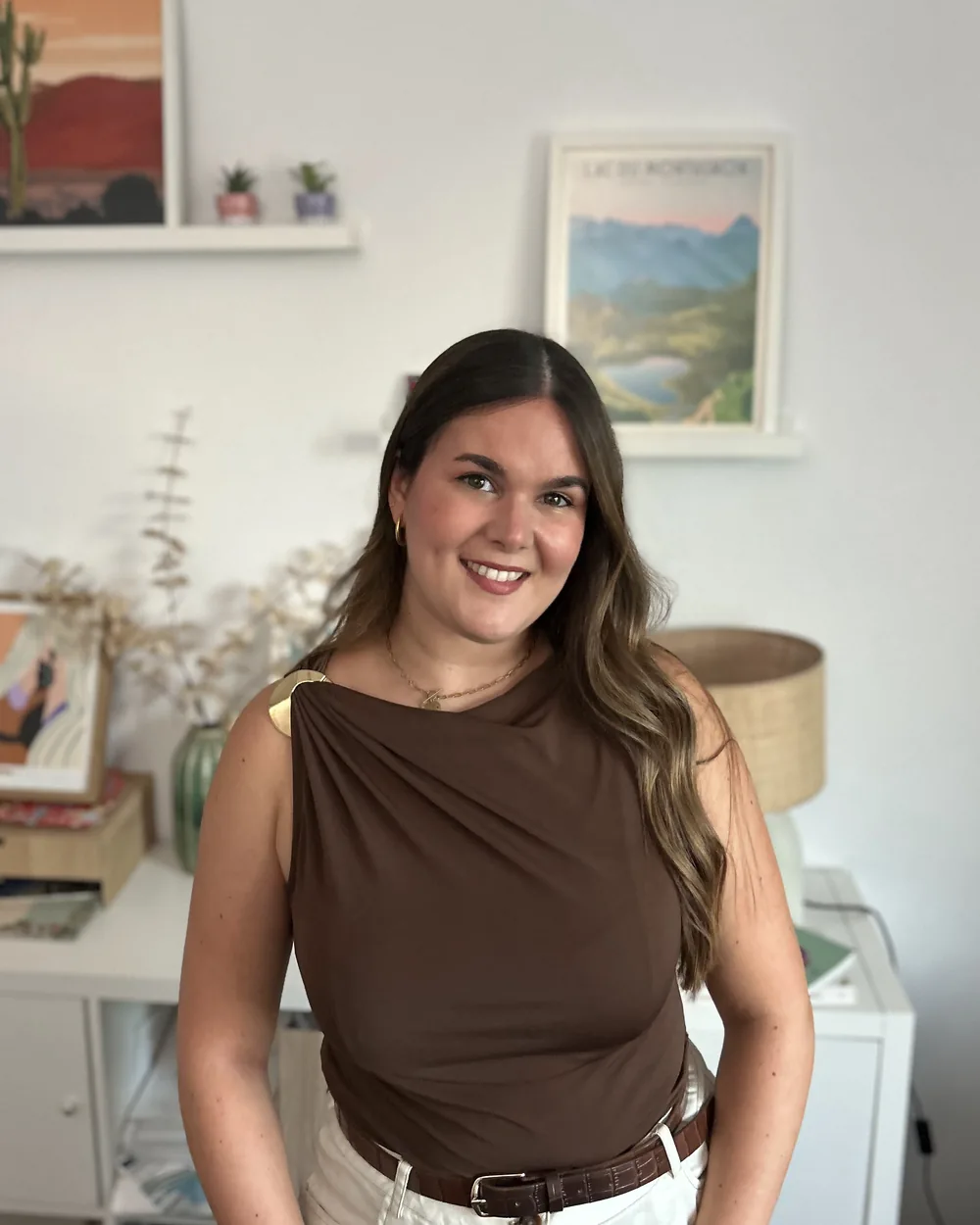 Alicia Lozano, psicóloga, sonriendo en su despacho